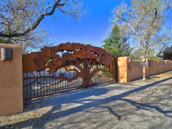 1006 Chavez Road NW, Los Ranchos, NM 87107