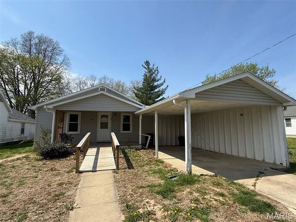 423 S Locust Street, Brownstown, IL 62418