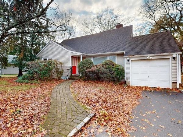 11 Rockhill Road, East Hills, NY 11577