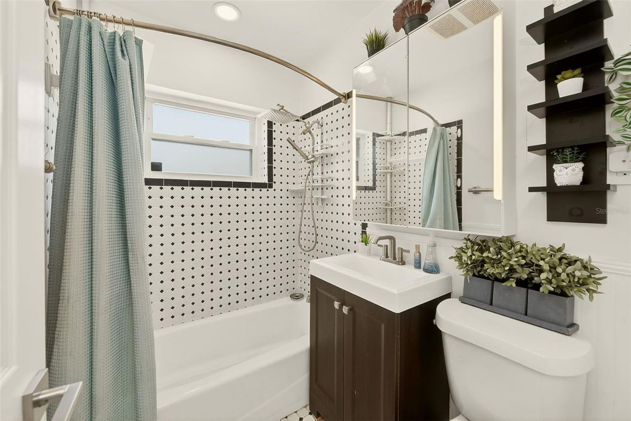 1026 Meadowlawn Drive N, Saint Petersburg, FL 33702 Photo