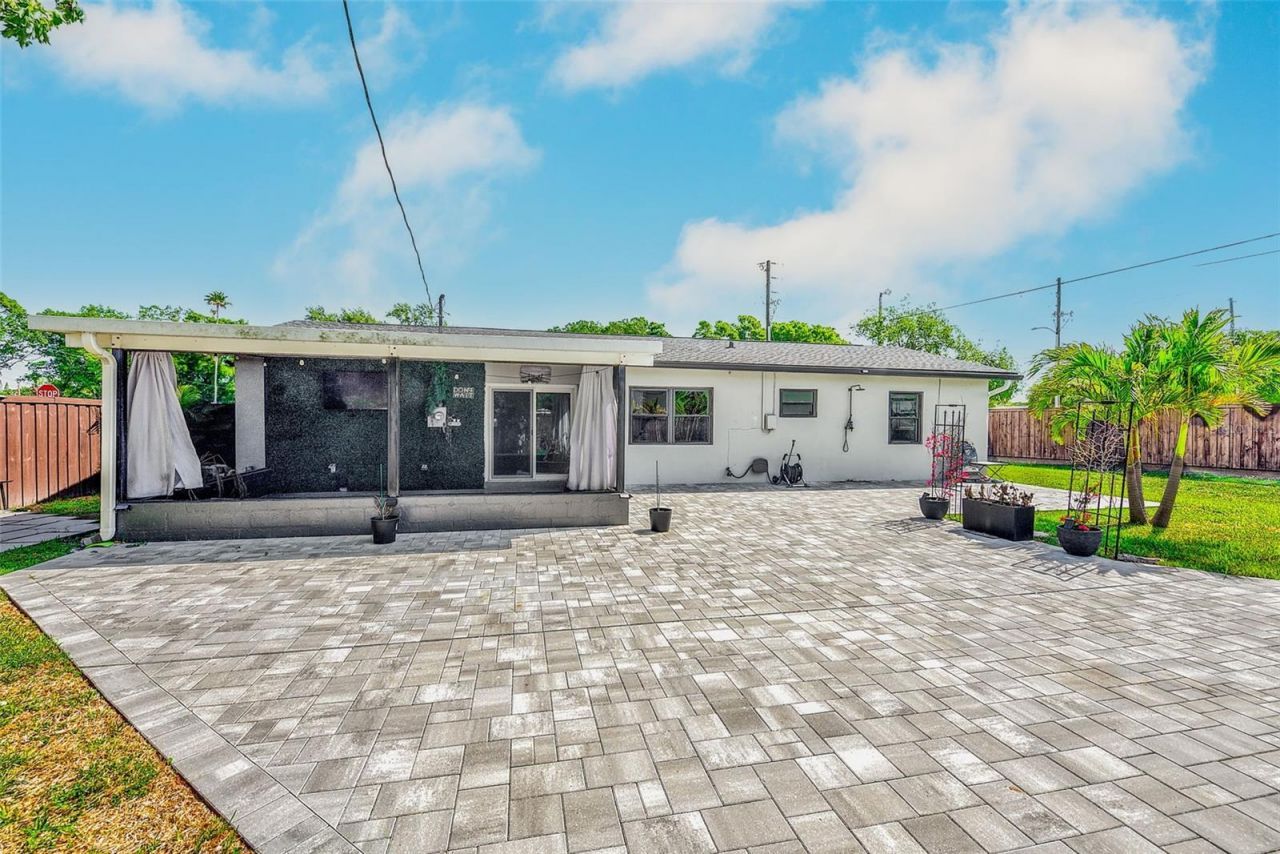 1026 Meadowlawn Drive N, Saint Petersburg, FL 33702 Photo
