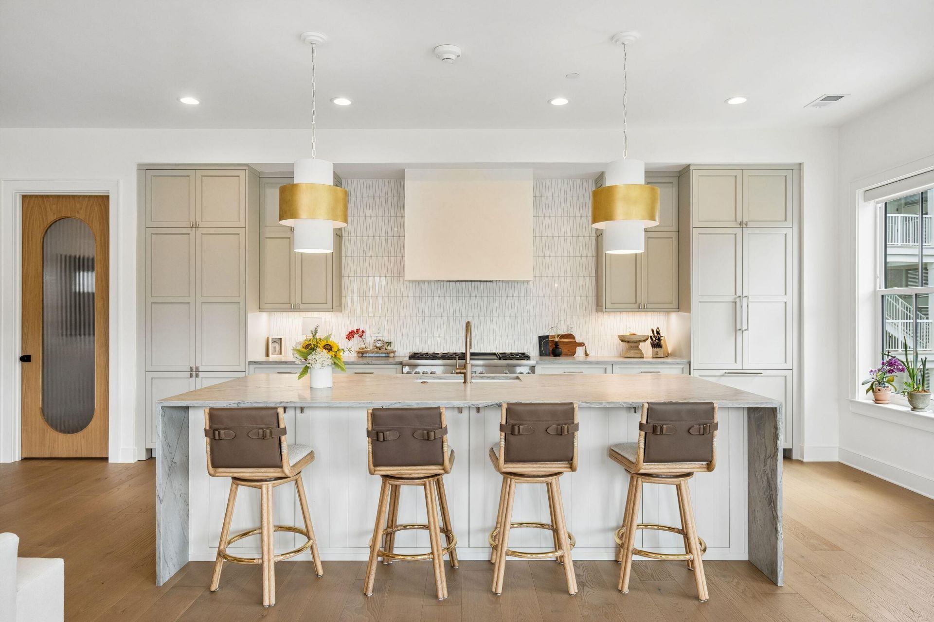 345 Longshore Street Photo 10