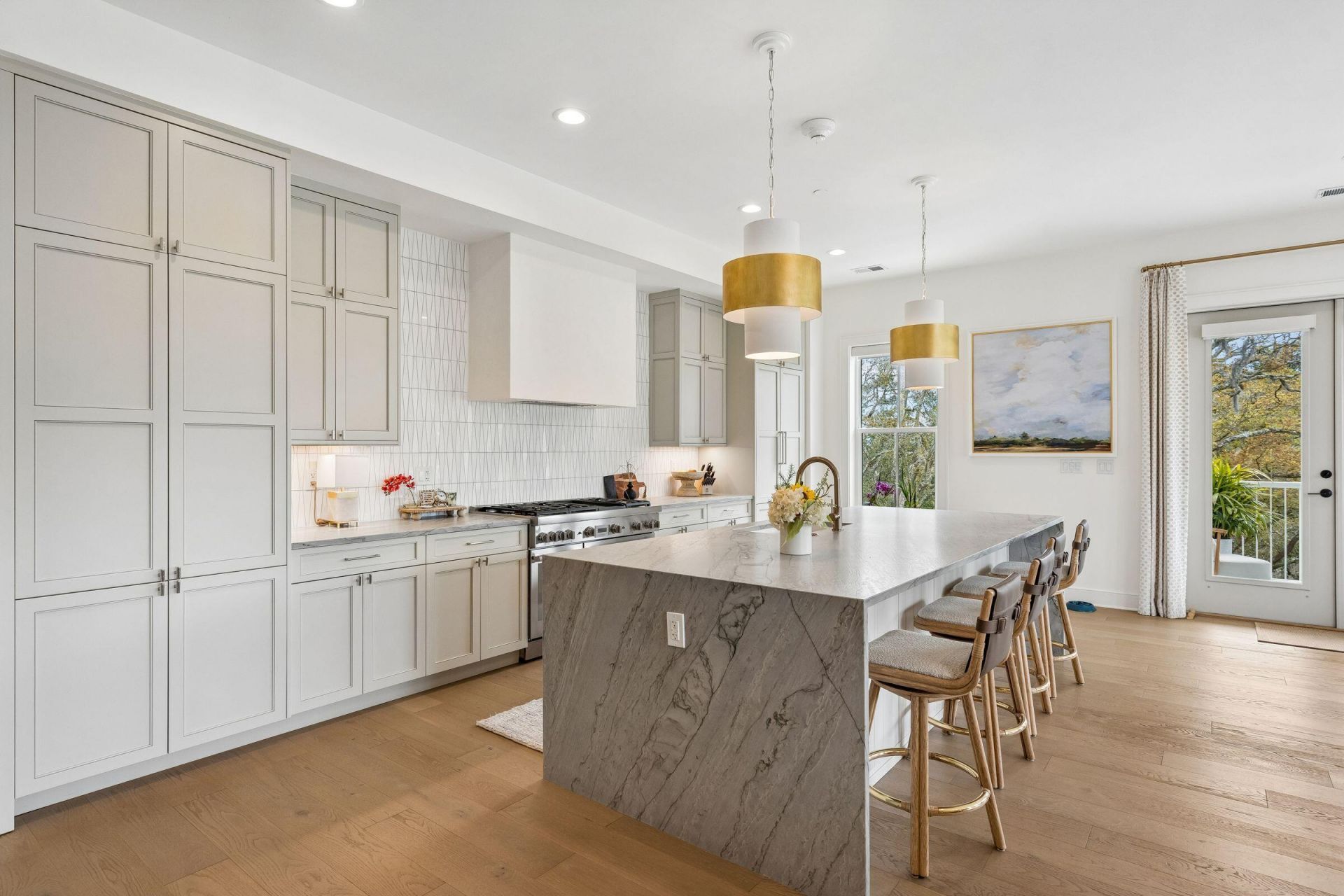 345 Longshore Street Photo 9