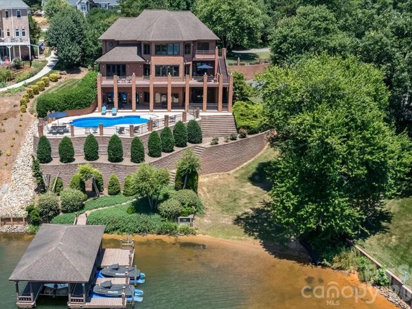 368 Players Ridge Road , Hickory, NC 28601