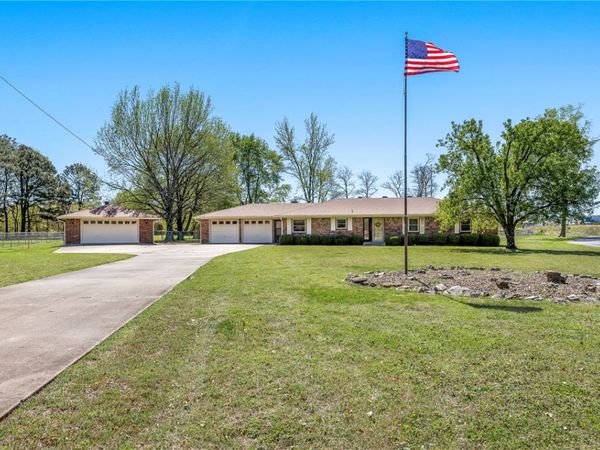 1903 Mayflower Road , Bentonville, AR 72713