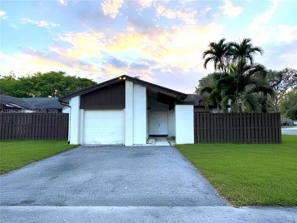 13428 SW 108th St Cir N, Miami, FL 33186