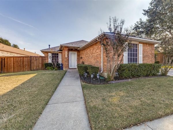 218 Streamside Drive, DeSoto, TX 75115