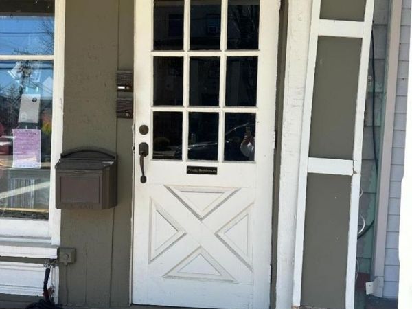 27 Center St, Clinton, NJ 08809