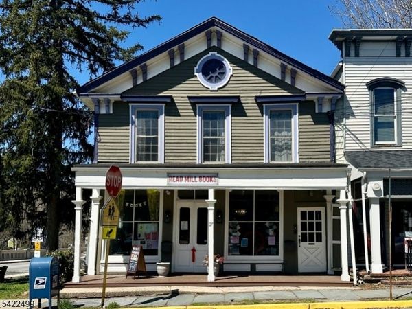 27 Center St, Clinton, NJ 08809