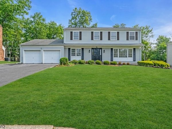 71 Tiffany Dr, East Hanover, NJ 07936