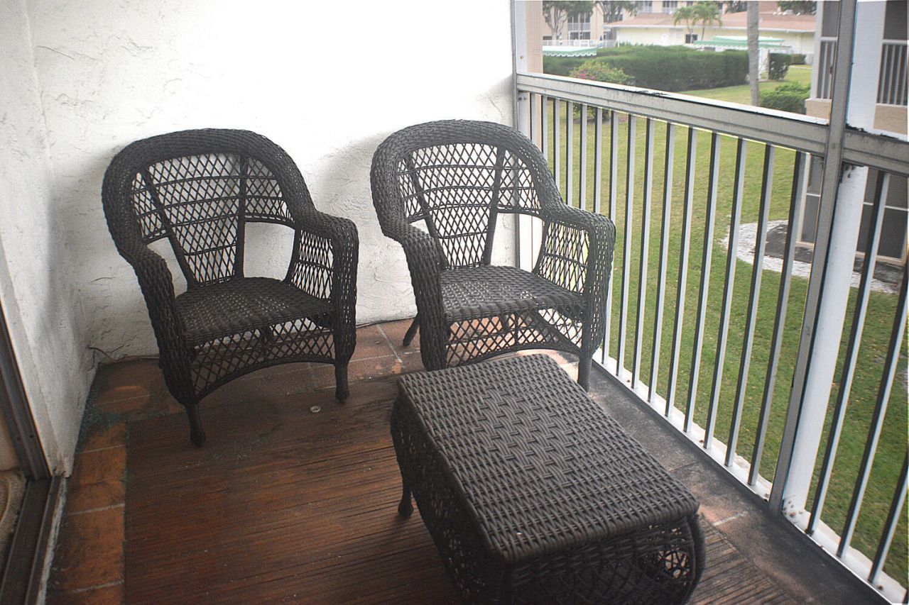 300 Village Green Circle S, Unit 220, Palm Springs, FL 33461 Photo