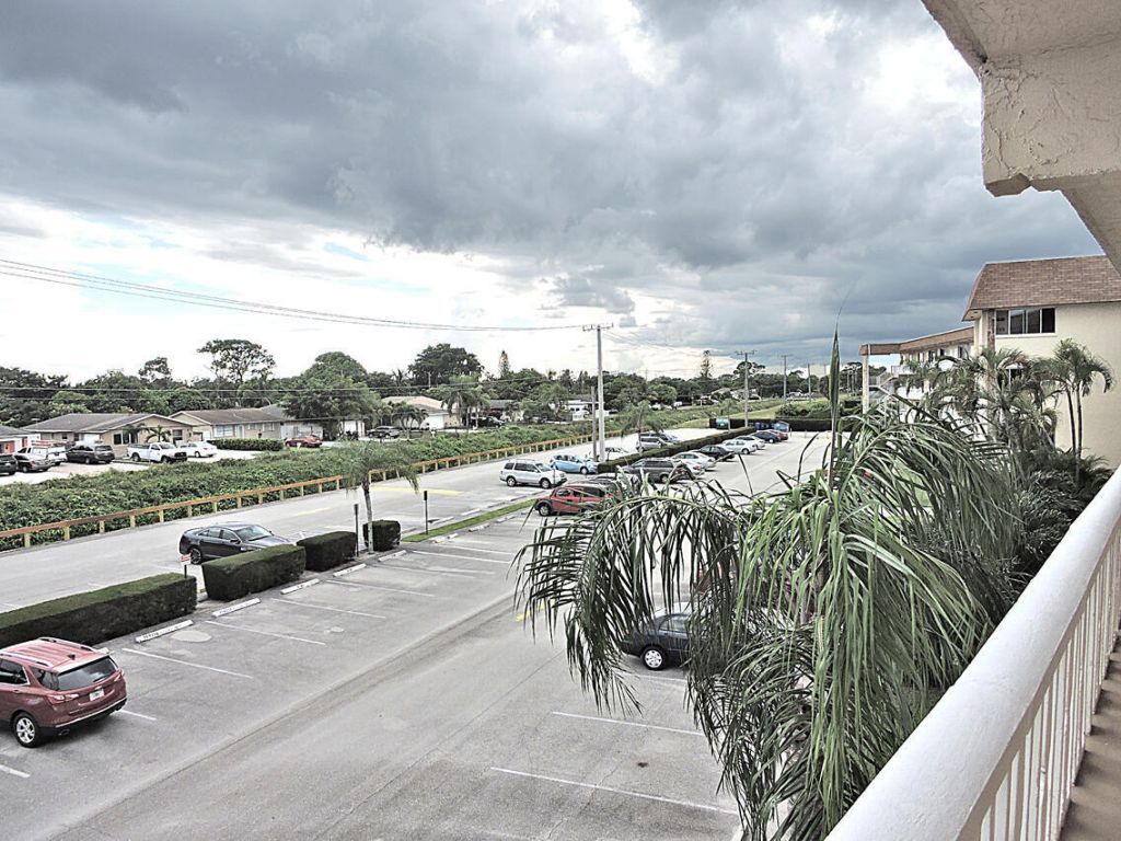 300 Village Green Circle S, Unit 220, Palm Springs, FL 33461 Photo