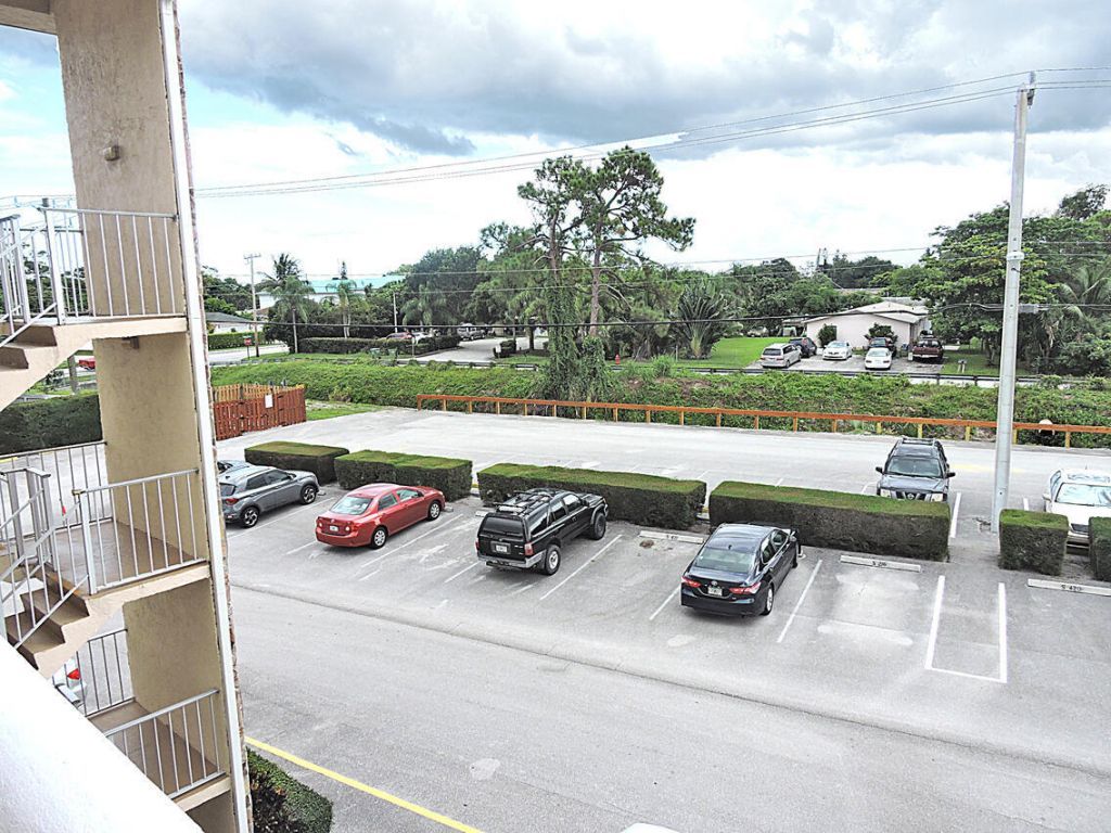 300 Village Green Circle S, Unit 220, Palm Springs, FL 33461 Photo