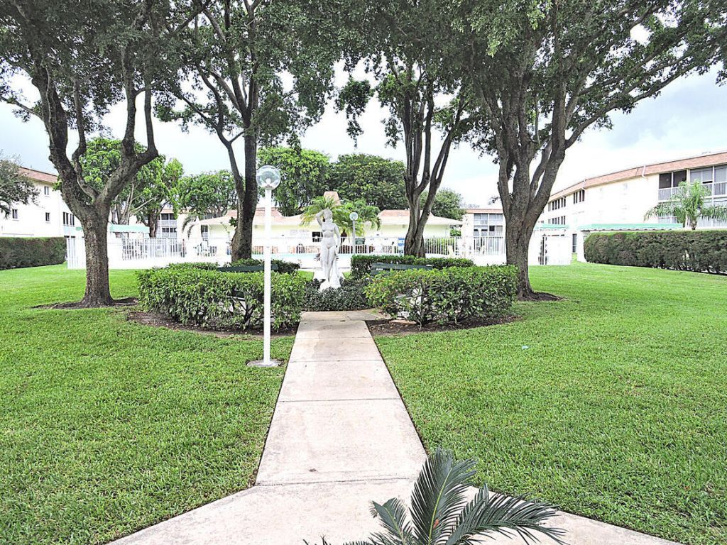 300 Village Green Circle S, Unit 220, Palm Springs, FL 33461 Photo