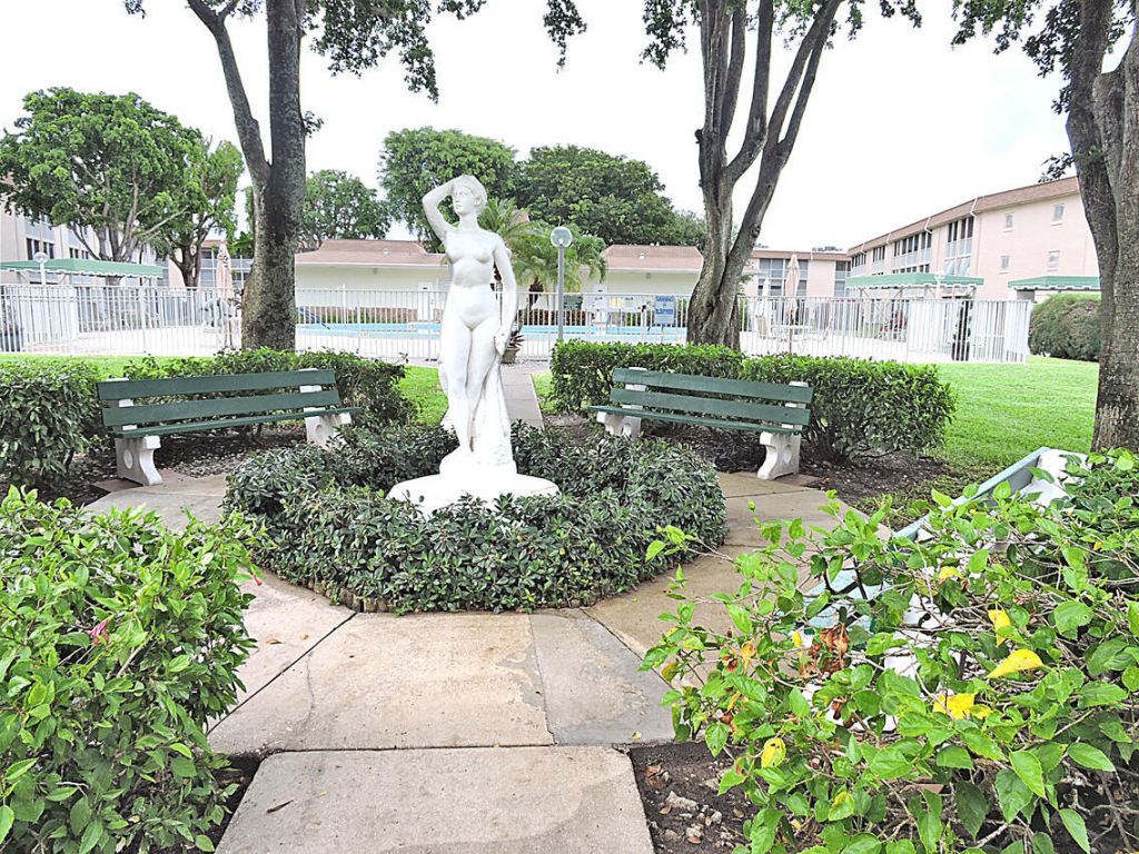 300 Village Green Circle S, Unit 220, Palm Springs, FL 33461 Photo