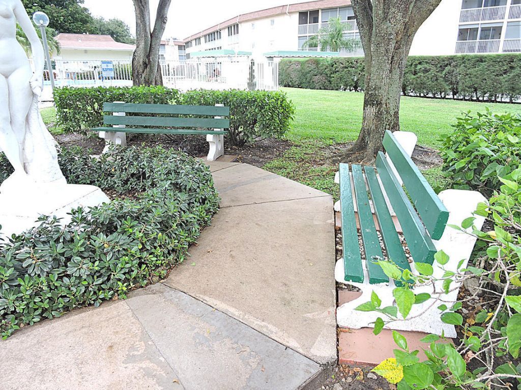 300 Village Green Circle S, Unit 220, Palm Springs, FL 33461 Photo