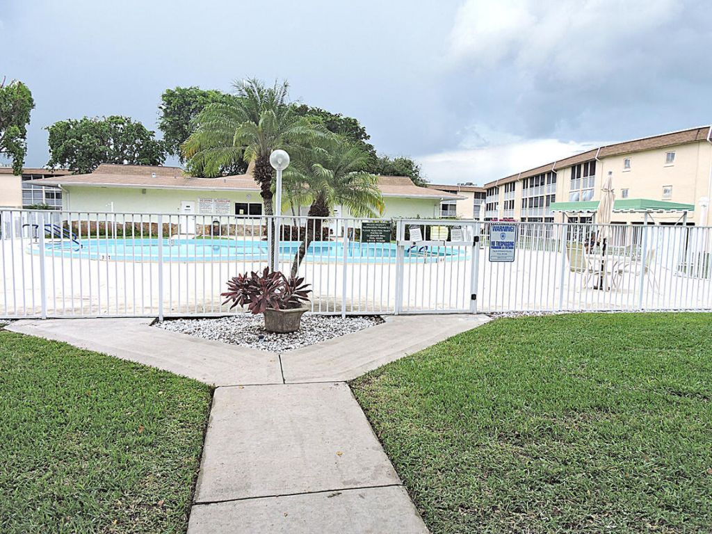 300 Village Green Circle S, Unit 220, Palm Springs, FL 33461 Photo