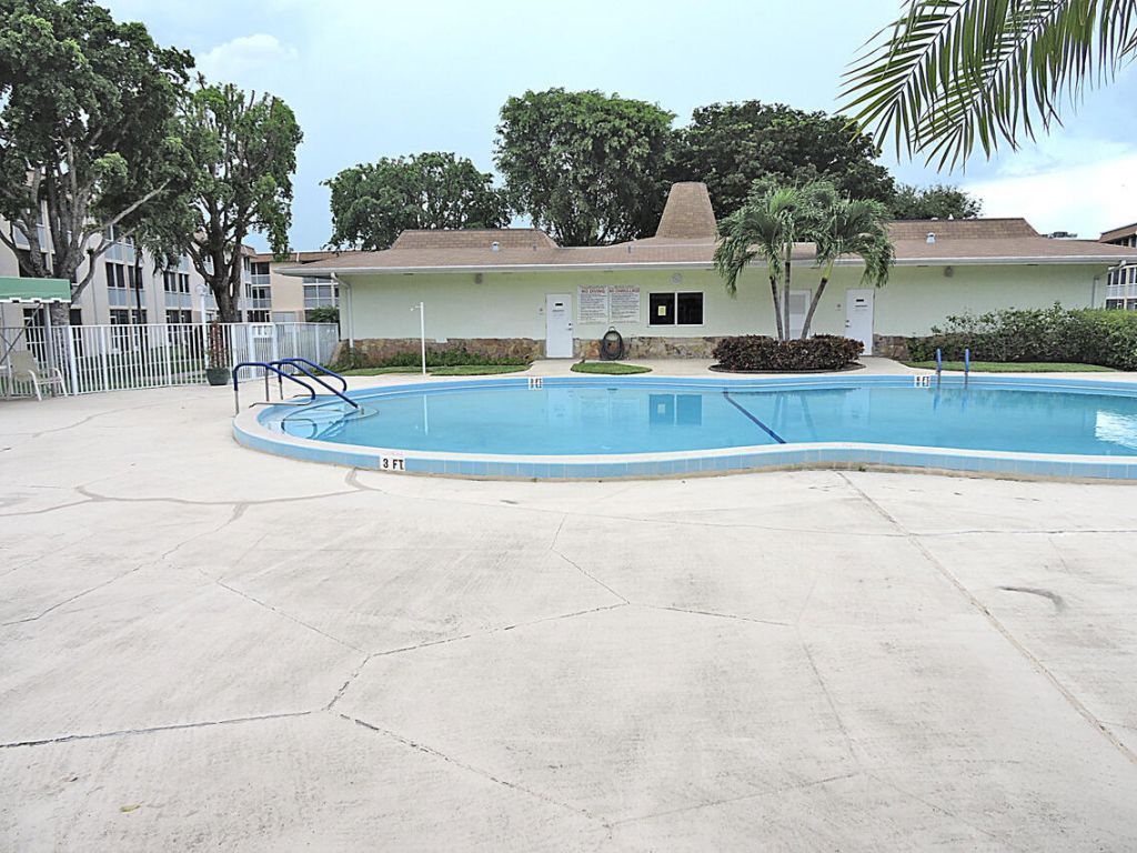 300 Village Green Circle S, Unit 220, Palm Springs, FL 33461 Photo