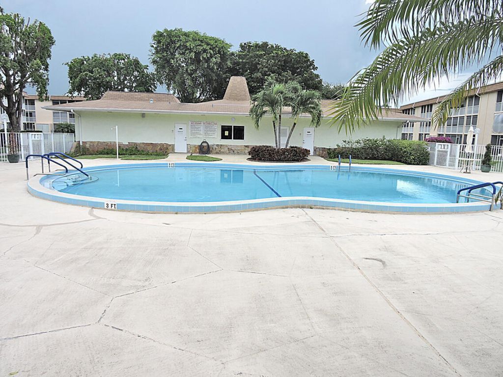 300 Village Green Circle S, Unit 220, Palm Springs, FL 33461 Photo