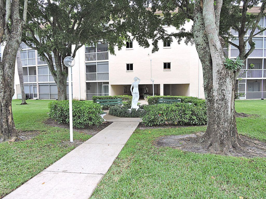 300 Village Green Circle S, Unit 220, Palm Springs, FL 33461 Photo