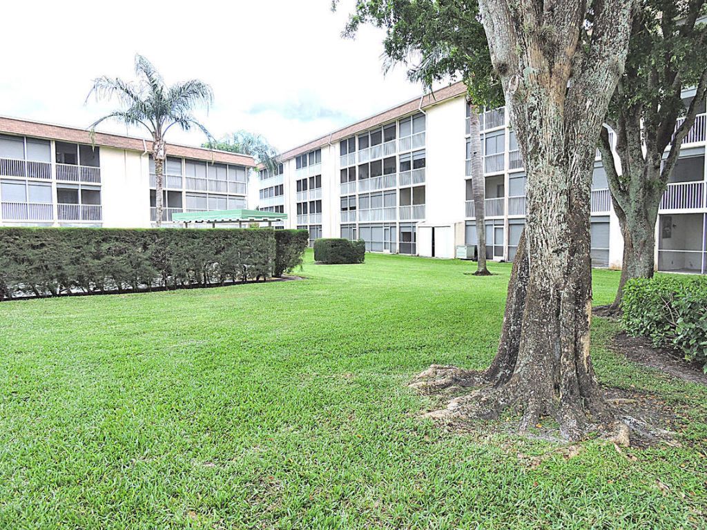 300 Village Green Circle S, Unit 220, Palm Springs, FL 33461 Photo