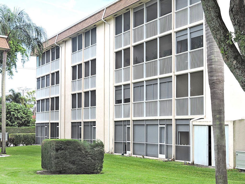 300 Village Green Circle S, Unit 220, Palm Springs, FL 33461 Photo