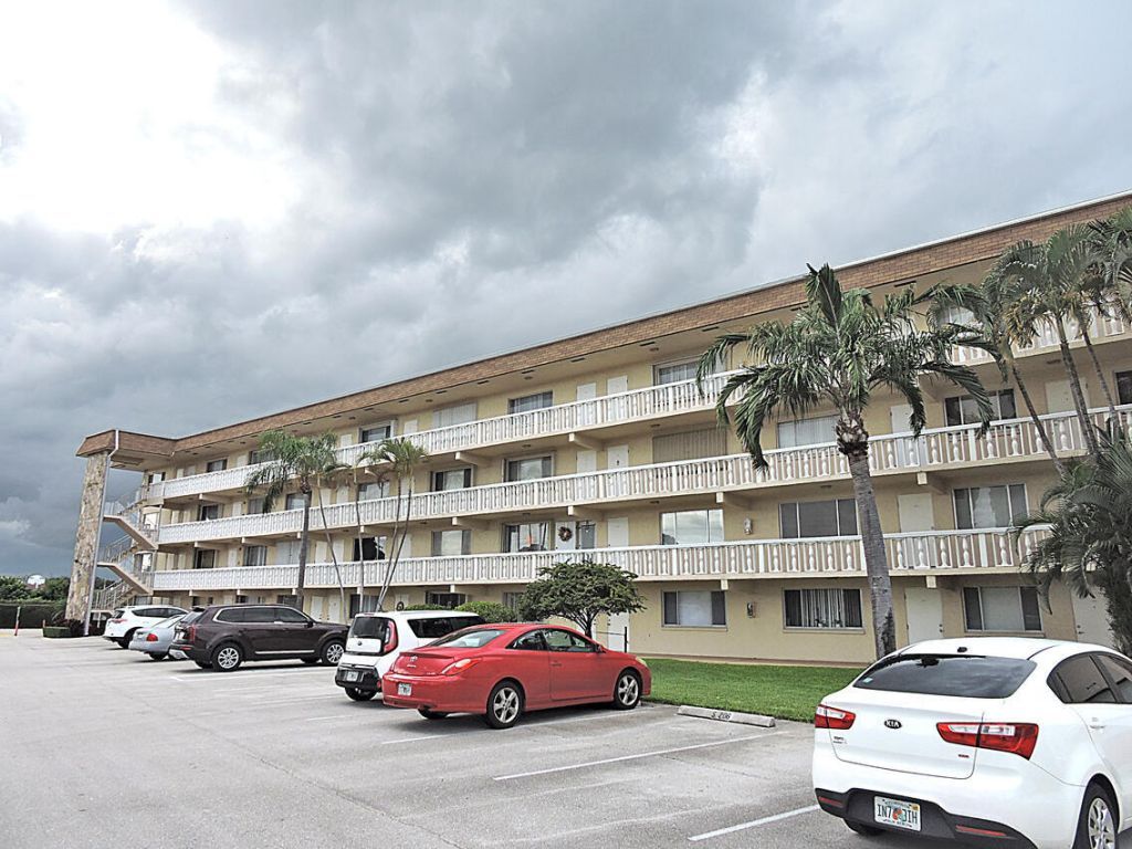 300 Village Green Circle S, Unit 220, Palm Springs, FL 33461 Photo