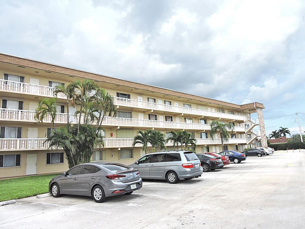 300 Village Green Circle S, Unit 220, Palm Springs, FL 33461 Photo