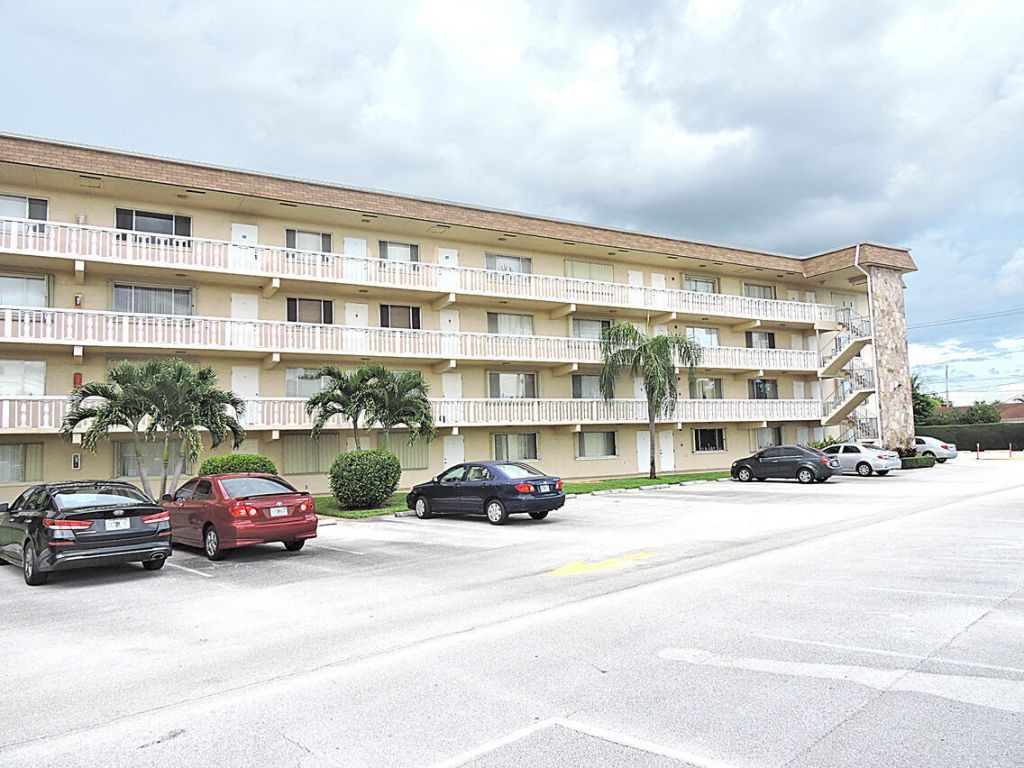 300 Village Green Circle S, Unit 220, Palm Springs, FL 33461 Photo