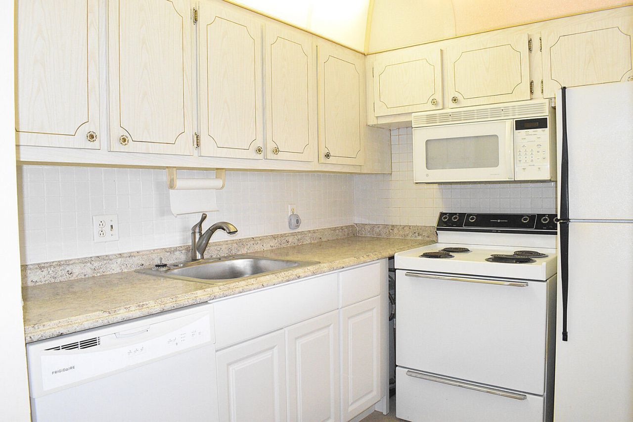 300 Village Green Circle S, Unit 220, Palm Springs, FL 33461 Photo