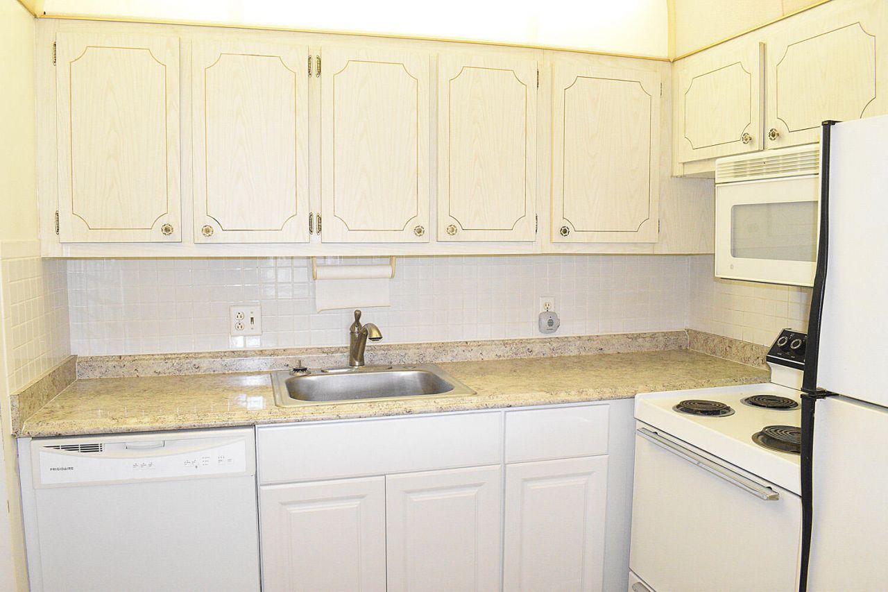 300 Village Green Circle S, Unit 220, Palm Springs, FL 33461 Photo