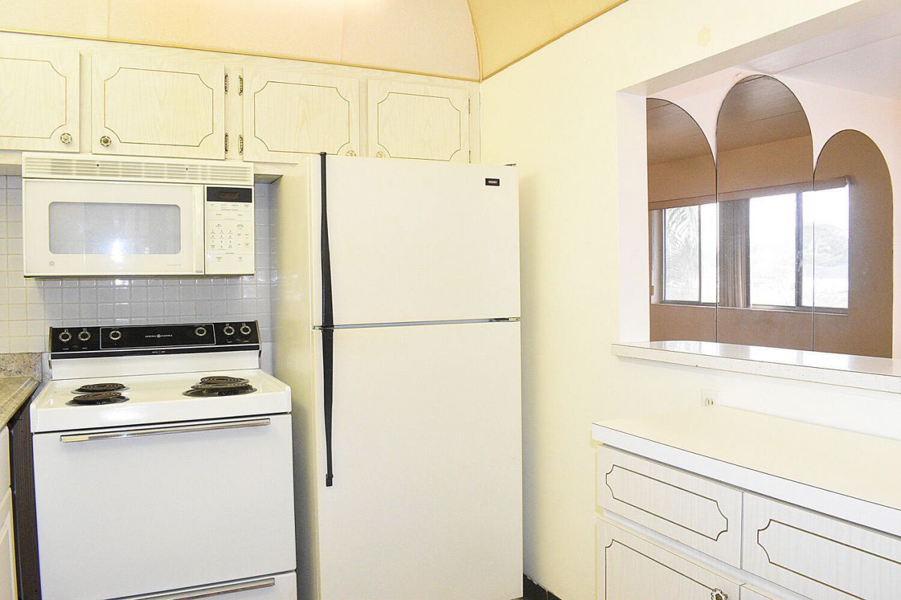 300 Village Green Circle S, Unit 220, Palm Springs, FL 33461 Photo