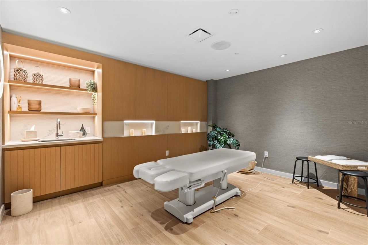 1028 Sunset Point Road, Unit R9, Clearwater, FL 33755 Photo