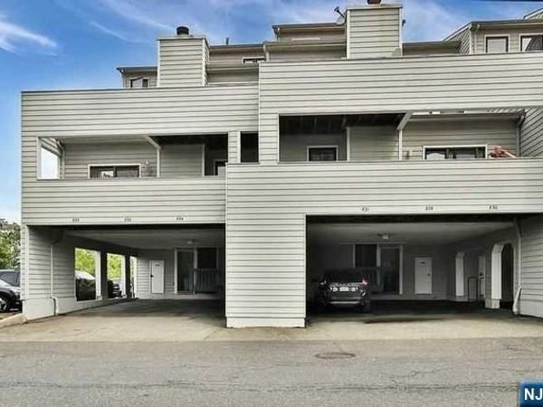 833 TOPSAIL Lane 833, SECAUCUS, NJ 07094