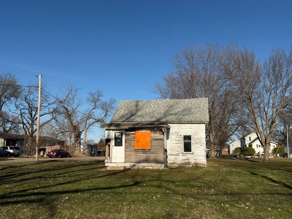 125 N 2nd Street , Eagle Lake, MN 56024