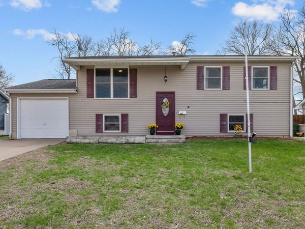 1412 16th Avenue , Camanche, IA 52730