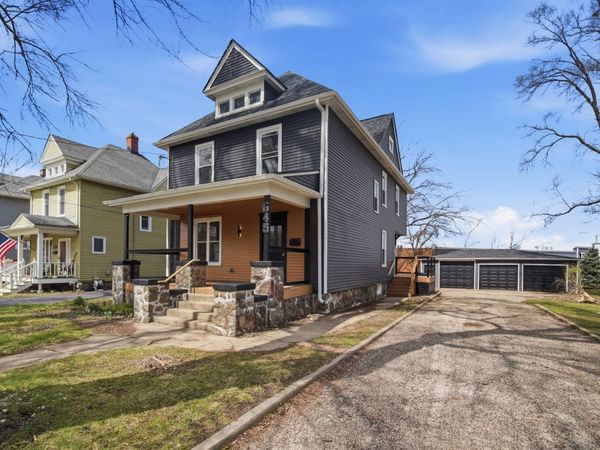 645 E Calhoun Street, Woodstock, IL 60098