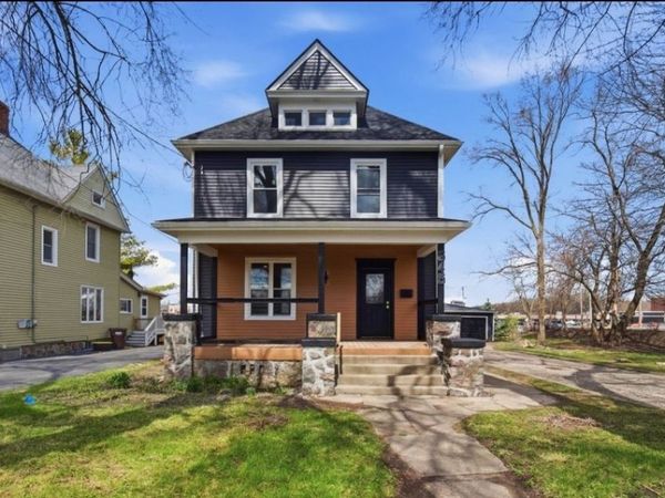 645 E Calhoun Street, Woodstock, IL 60098