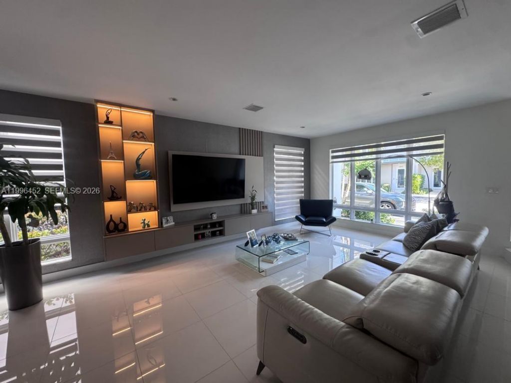 10412 NW 63rd Ter, Doral, FL 33178 Photo