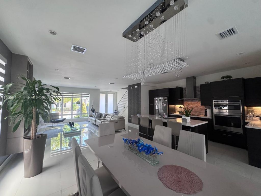 10412 NW 63rd Ter, Doral, FL 33178 Photo