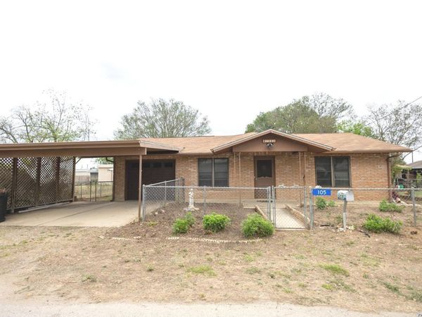 105 S Sayers, Devine, TX 78016