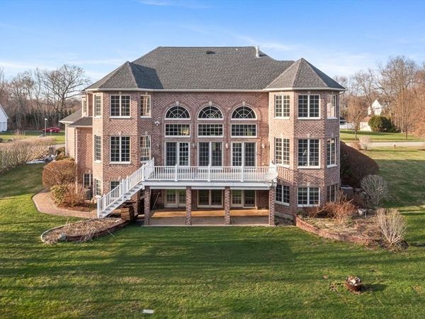 64 Kensington Ct, Swansea, MA 02777