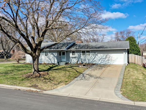 725 Pontiac Place, Mendota Heights, MN 55120