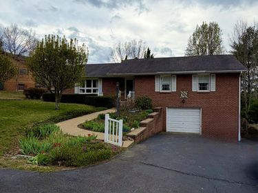 221 Sherry May St , Covington, VA 24426