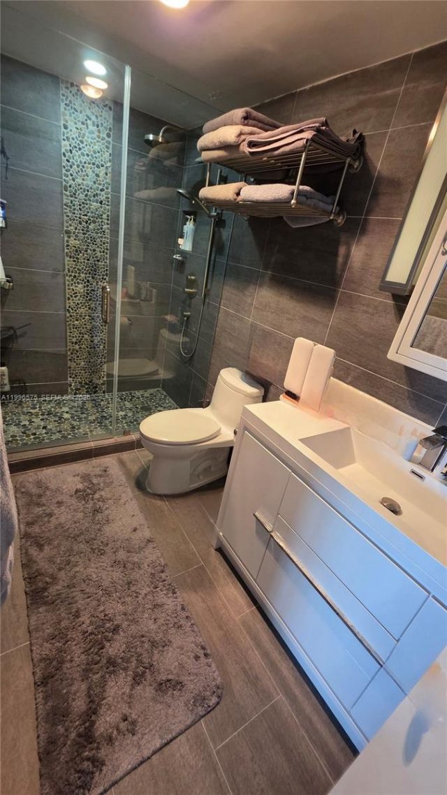 5825 Collins Ave , Unit 8J, Miami Beach, FL 33140 Photo