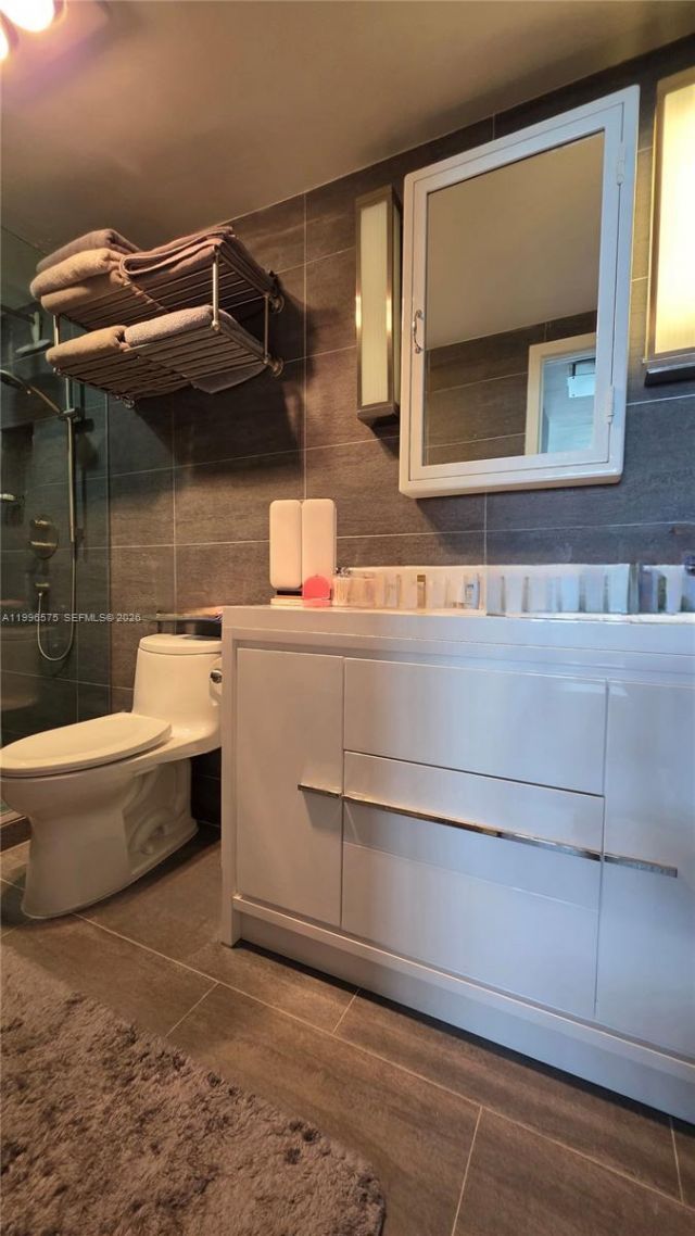 5825 Collins Ave , Unit 8J, Miami Beach, FL 33140 Photo