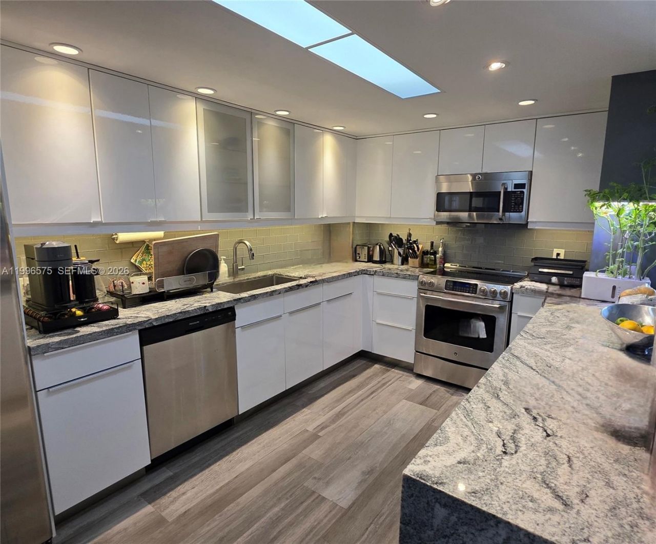 5825 Collins Ave , Unit 8J, Miami Beach, FL 33140 Photo