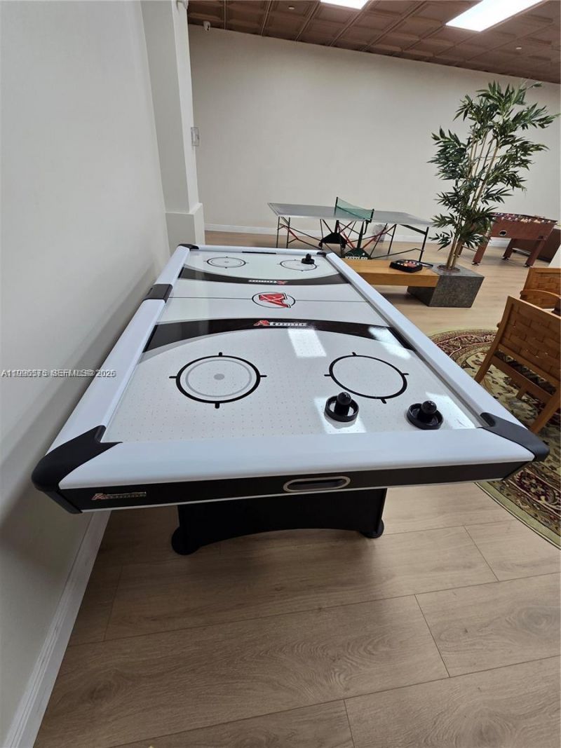 5825 Collins Ave , Unit 8J, Miami Beach, FL 33140 Photo