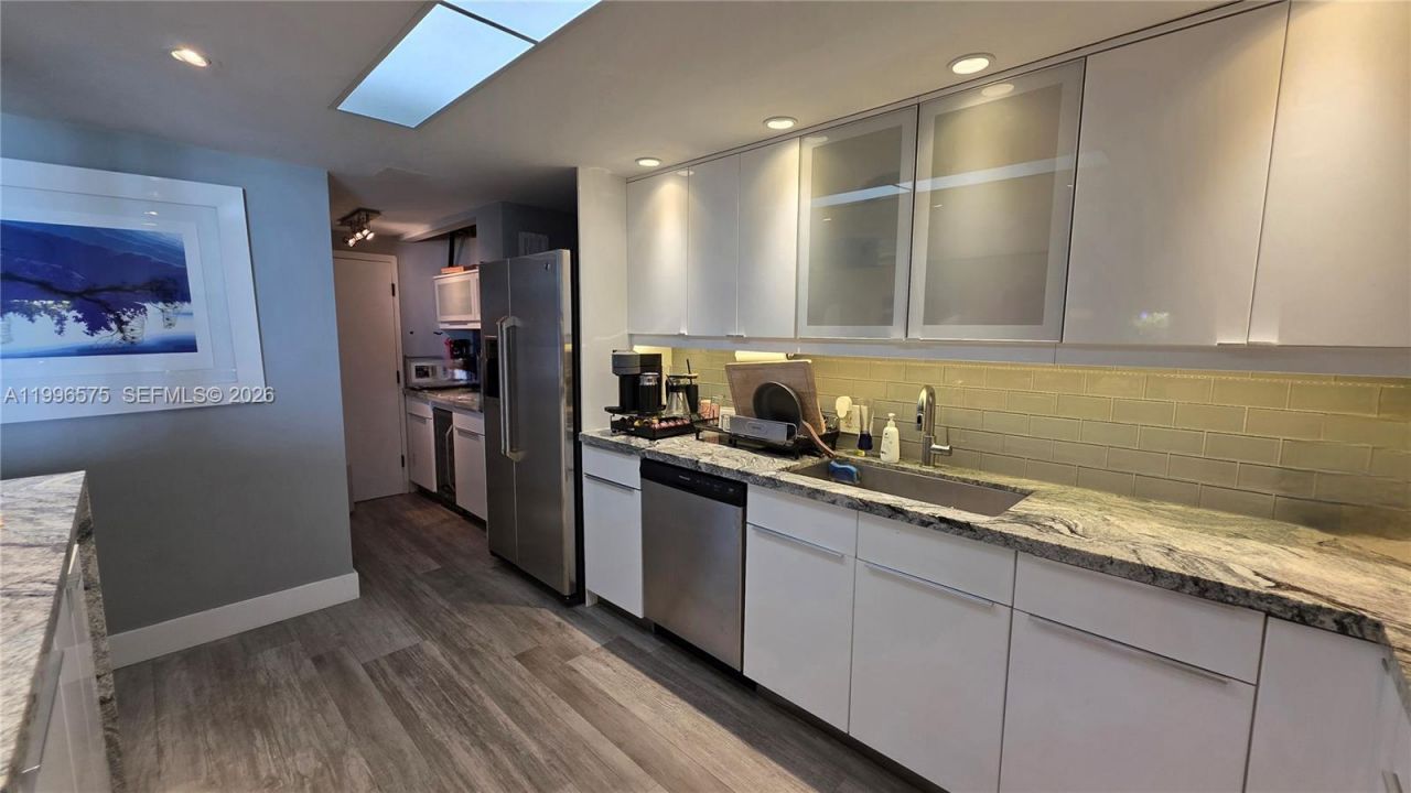 5825 Collins Ave , Unit 8J, Miami Beach, FL 33140 Photo