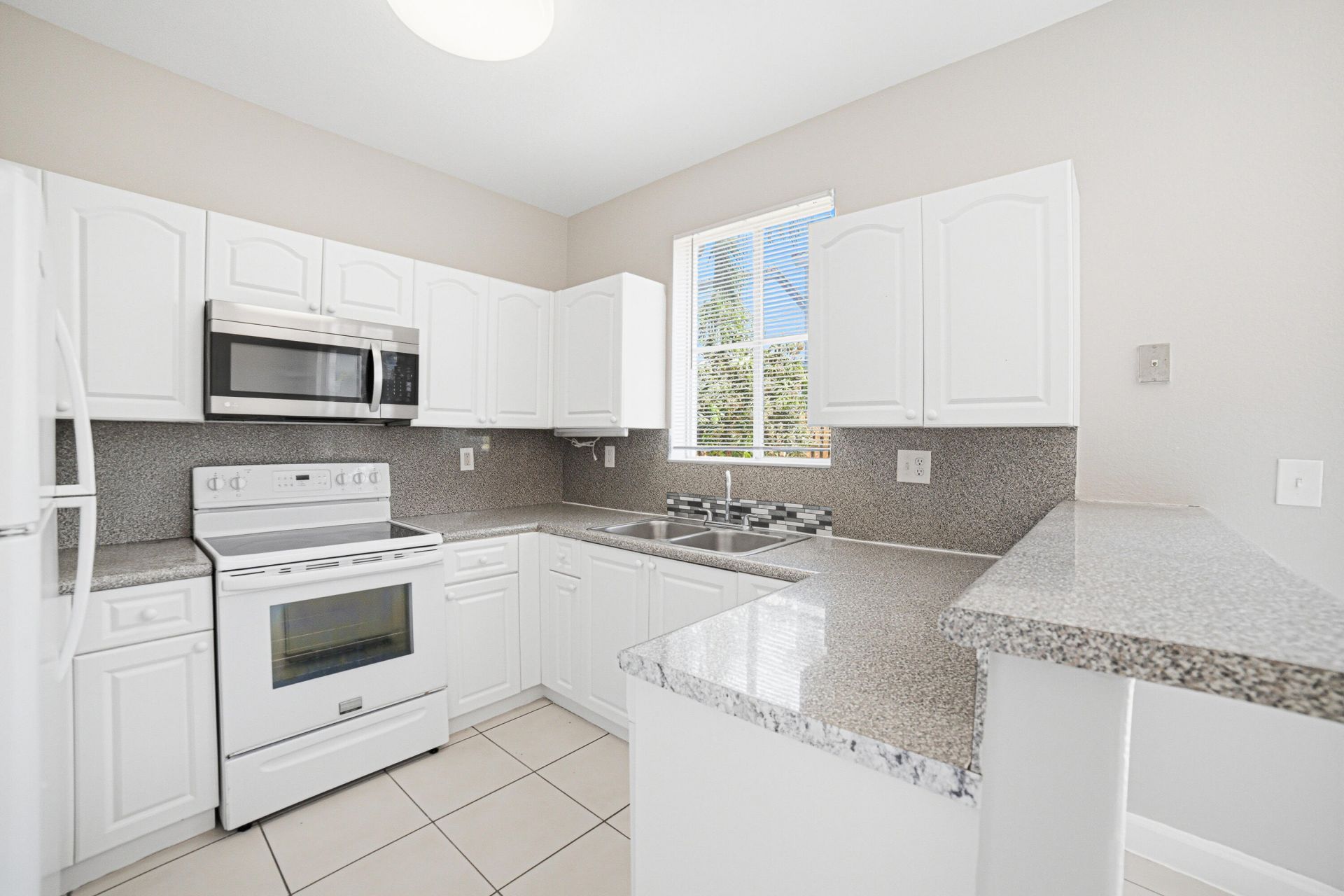 7301 NW 174th Terrace, Unit 100, Hialeah, FL 33015 Photo